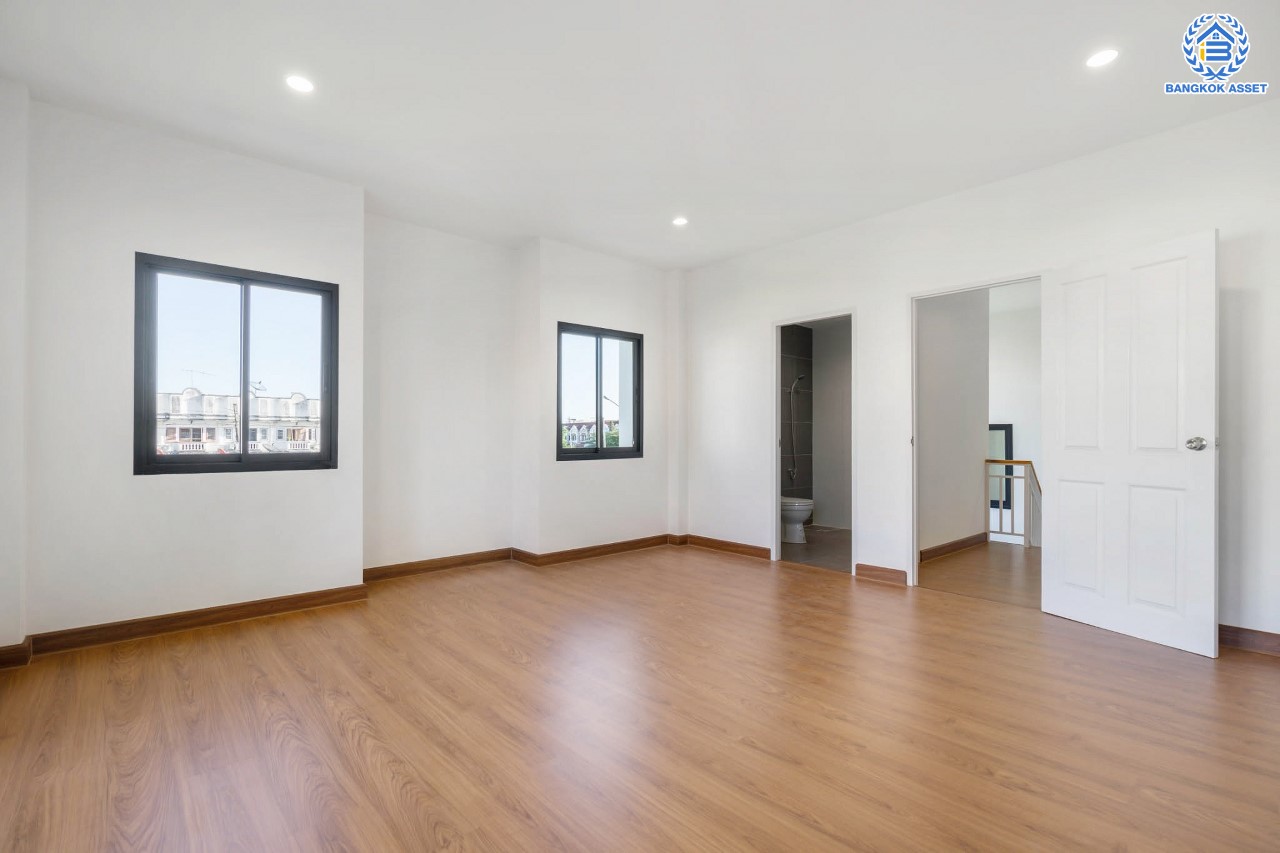 บ้านมือสองตกแต่งใหม่ ม.นันทนาการ์เด้นท์1 ราชพฤกษ์-ท่าอิฐ หลังมุม แบรนด์ Property Perfect หลังใหญ่พร้อมอยู่ เนื้อที่ 19.5 ตร.ว. ฟังก์ชัน 2 ห้องนอน 2 ห้องน้ำ บนทำเลเดินทางสะดวก เข้า-ออกได้ ทั้งถ.ราชพฤกษ์ และถ.รัตนาธิเบศร์ ใจกลาง 2 เซ็นทรัล และใกล้รถไฟฟ้าสถานี "บางรักน้อยท่าอิฐ" เพียง 5 นาที